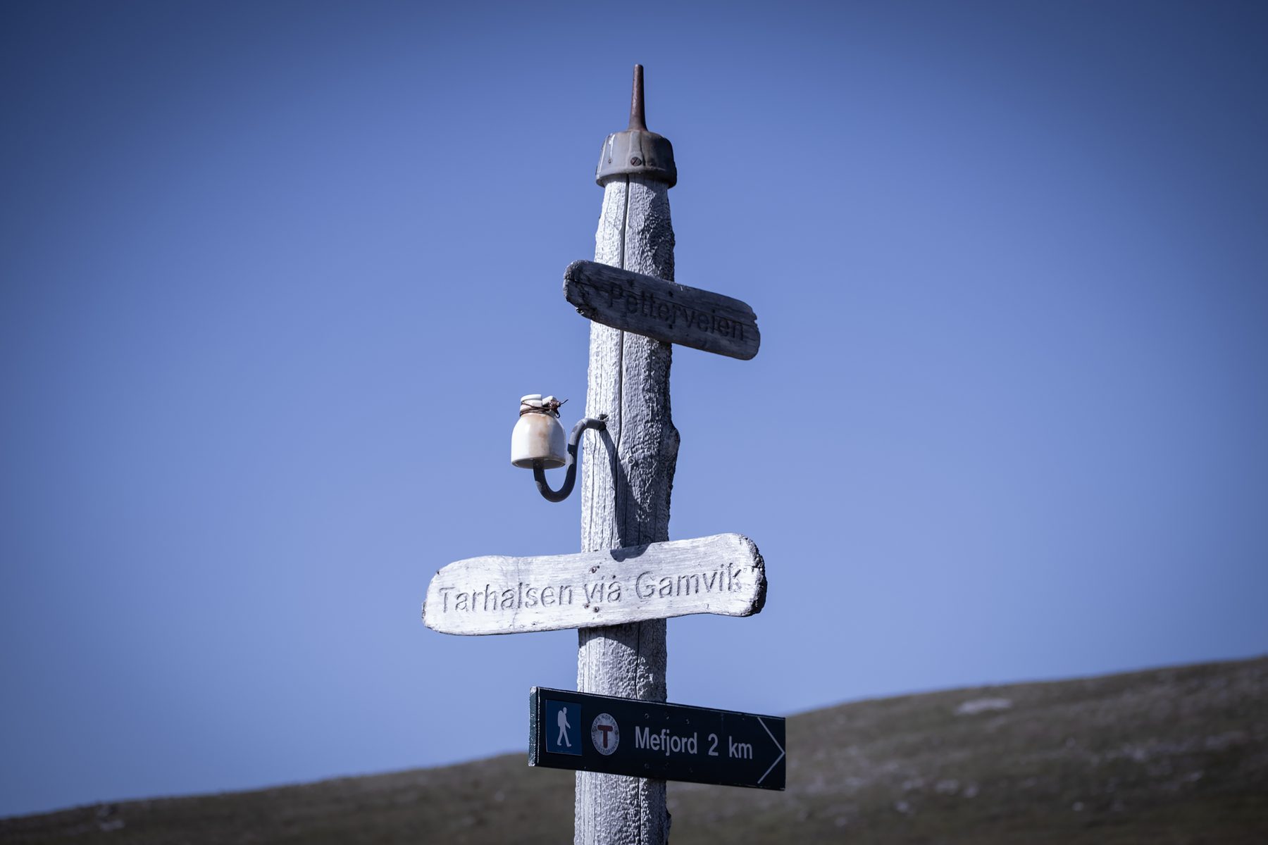 A weathered trail signpost in the Norwegian Arctic — Tarhalsen via Gamvik, Mefjord 2 km